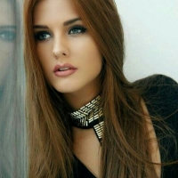 Что ж ты там выглядываешь, красавица?