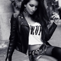 Великолепная брюнетка!