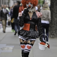 Сексапильный какой клоун! ;)