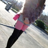 Длинноногая азиаточка борется с холодами